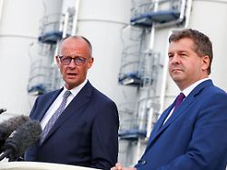 Wahlkampfbesuch in Leuna: Merz appelliert in Sachsen-Anhalt an Wähler - ohne sie zu treffen